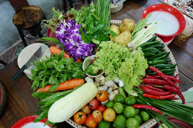 Baan Hongnual: Authentic Thai Cooking & Market Experience - Transport, group size, and the timing question