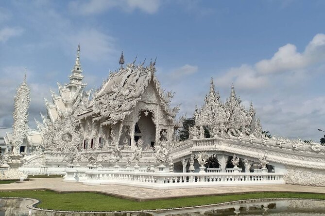 Best Places in Chiang Rai White, Blue, Big Buddha, Tea Plantation - Guides, group size, and organization