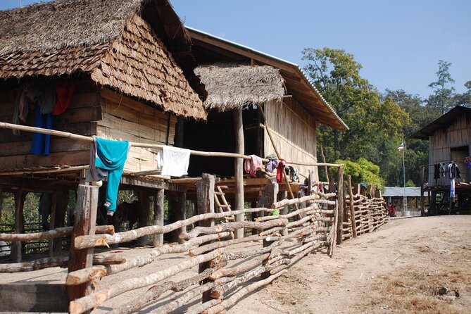 Chiang Dao Cave & 5 Hill Tribe villages - Entering Chiang Dao Cave by lantern