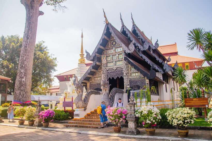 Chiang Mai: 3 Hour Old City and Temples Guided Walking Tour - Walking, heat, and temple etiquette