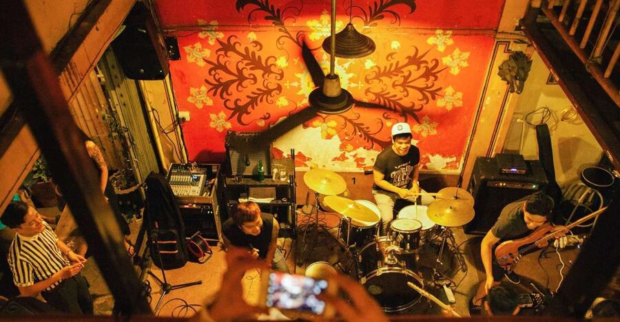 Chiang Mai: Chiang Mai Bar Hopping Guided Night Tour - Why this night tour works best as a food and music outing