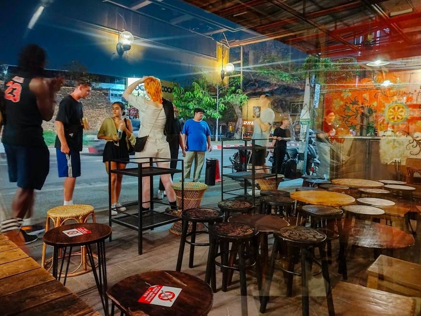 Chiang Mai: Chiang Mai Bar Hopping Guided Night Tour - What the guides add to the evening