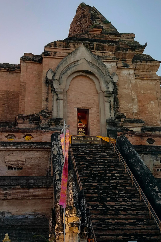 Chiang Mai: Chiang Mai Old City Twilight Walking Tour - Who will get the most from this walk