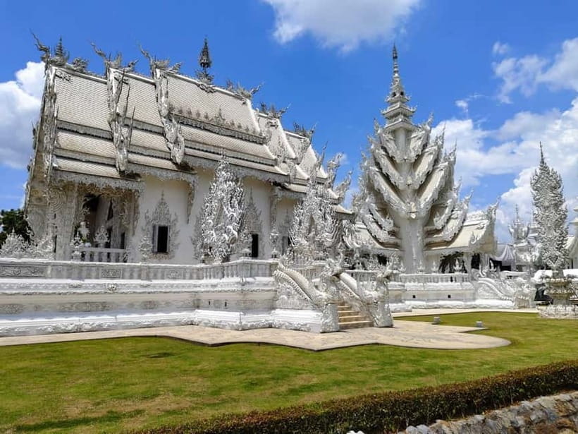 Chiang Mai: Chiang Rai Red, White, and Blue Temples day tour - Guide quality, driving, and the pace of the day