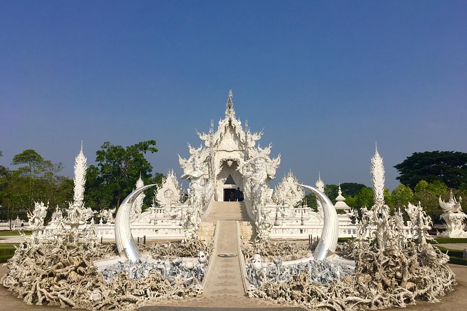 Chiang Mai-Chiang Rai:White+Black+Blue Temple+Golden Triangle+Boat Trip - Lunch arrives late, so plan for it