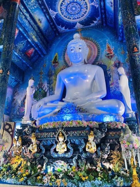 Chiang Mai: Chiang Rai White, Blue & Black Temples Day Tour - What the guide adds to a tightly timed day