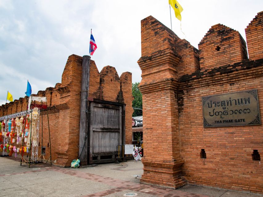 Chiang Mai: Customize Your Own Chiang Mai City Tour - Three Kings Monument and the story between the temples