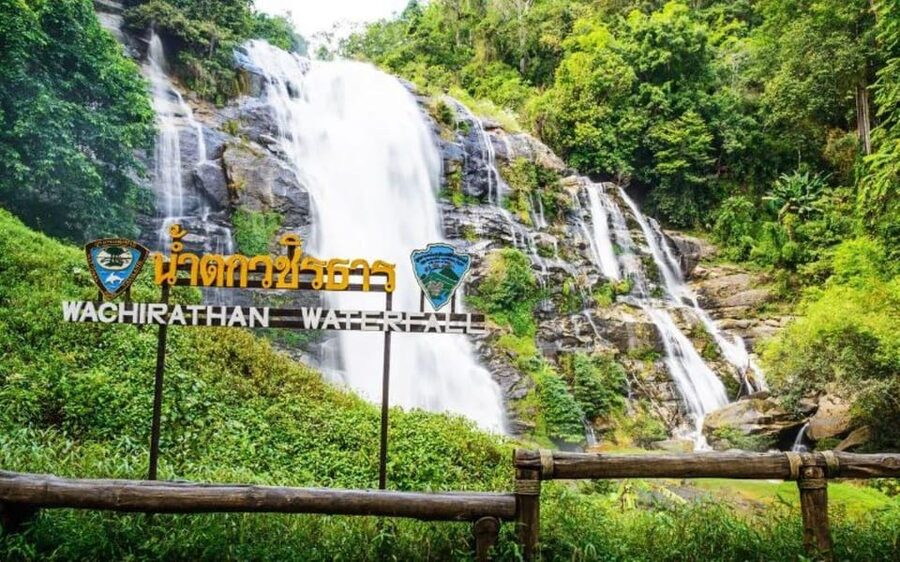 Chiang Mai: Doi Inthanon Park and Pha Dok Siew Hike Day Trip - The twin pagodas and their mountain views
