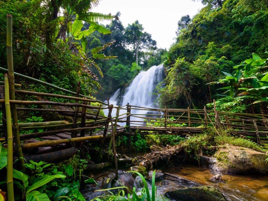 Chiang Mai: Doi Inthanon Park and Pha Dok Siew Trail Trek - Wachirathan Waterfall: short stop, big sound