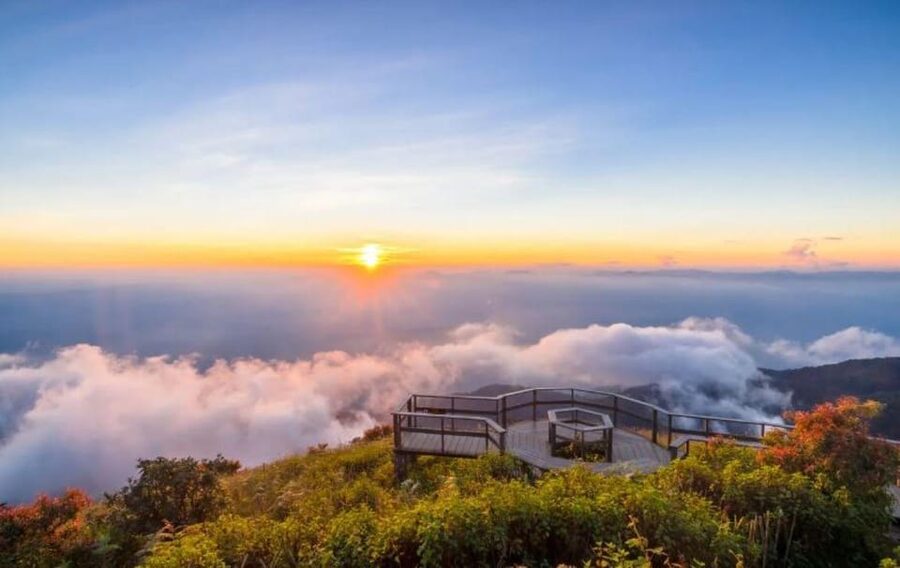 Chiang Mai: Doi Inthanon Park with Kew Mae Pan Hike Day Trip - The Twin Pagodas and their hilltop gardens