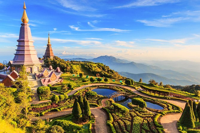 CHIANG MAI: Doi Inthanon-Trekking Keiw Mae Pan-Waterfall-Lunch - The King and Queen Pagodas bring a different mood