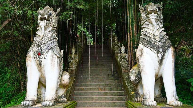 Chiang Mai: Doi Suthep and Wat Pha Lat Temple Evening Tour - The guide makes the difference