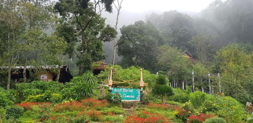 Chiang Mai: Doi Suthep Temple & Hmong Village Tour - What the one-hour temple visit feels like