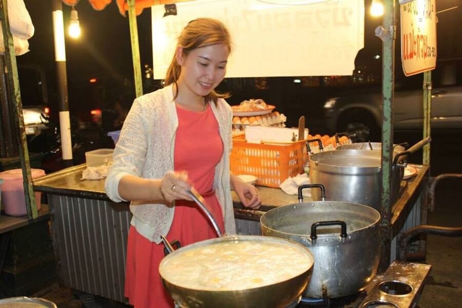 Chiang Mai: Evening Local Street Food Market Tour - First market: learning how to order kanom jeen