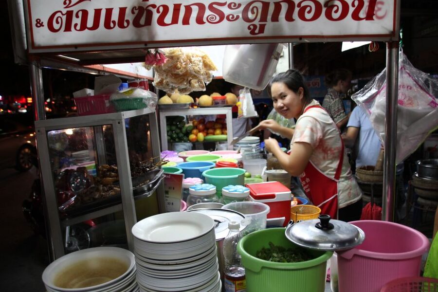 Chiang Mai: Evening Local Street Food Market Tour - Northern Thai specialties and stewed pork leg
