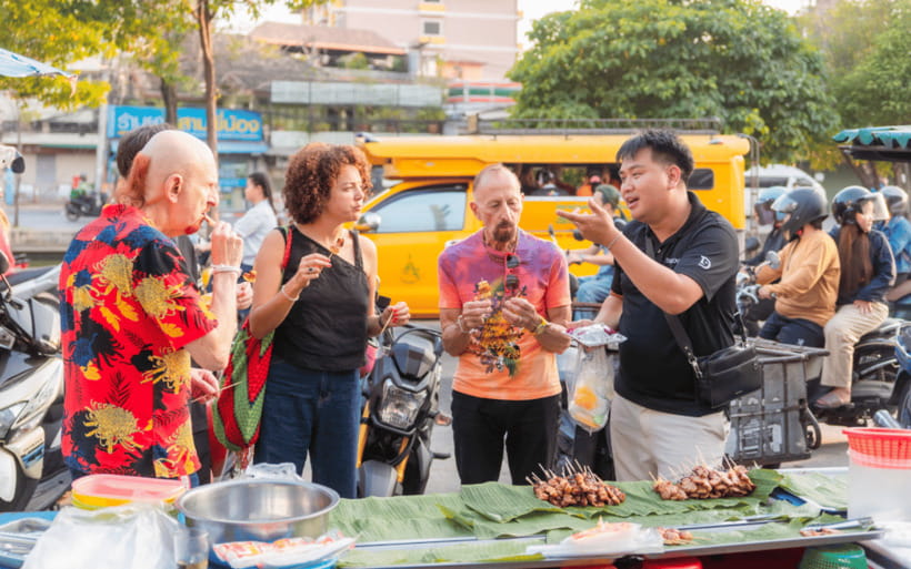 Chiang Mai: Evening Sightseeing and Local Food Guided Tour - Who should book this Chiang Mai night tour