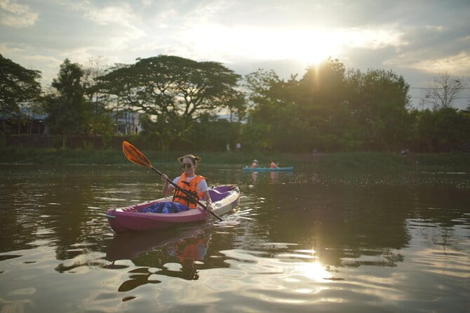 Chiang Mai: Explore Kayaking Through Mae Ping River on Sunset - Pickup, road traffic, and the trip to the port