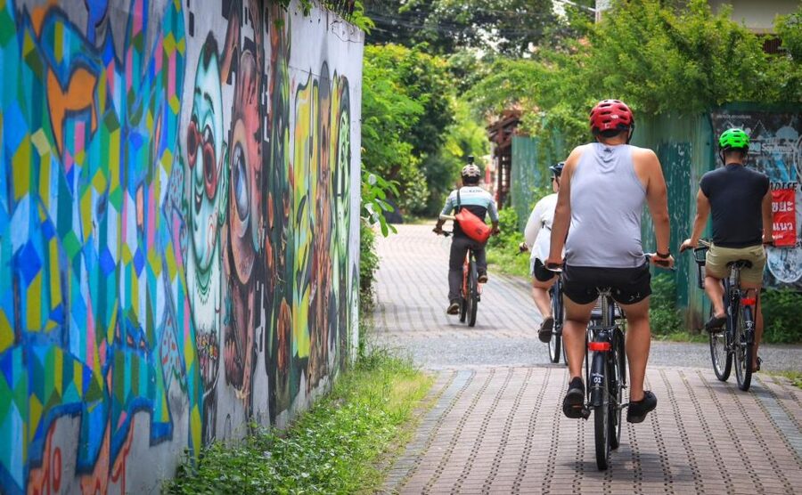 Chiang Mai: Half-Day Old Town Cycling Tour - Snacks, lunch, and the final stretch