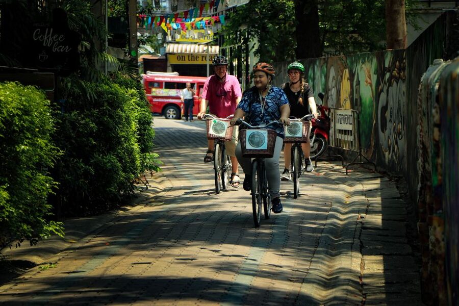 Chiang Mai: Half-Day Old Town Cycling Tour - The guides make the difference