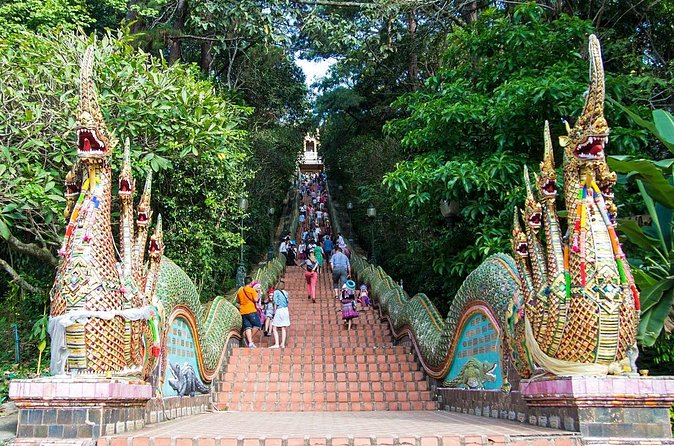 Chiang Mai Iconic Temples and City Tour - What the guide adds to a short schedule