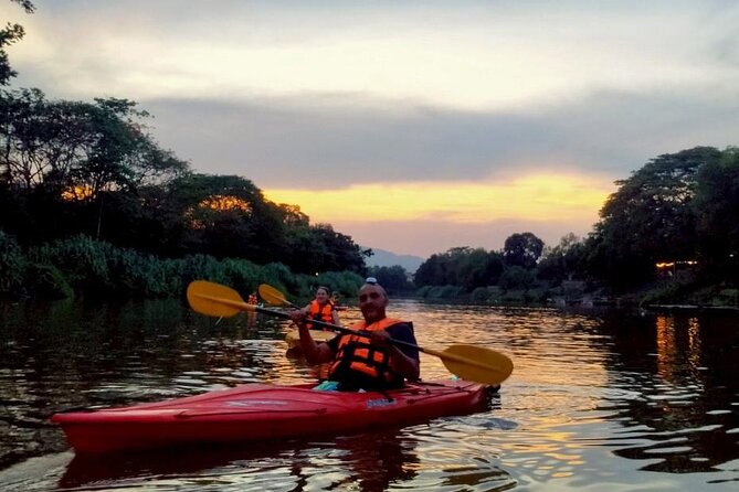 Chiang Mai: Kayak Under the Stars – 6 km to the Heart of the City - Who will enjoy this most?