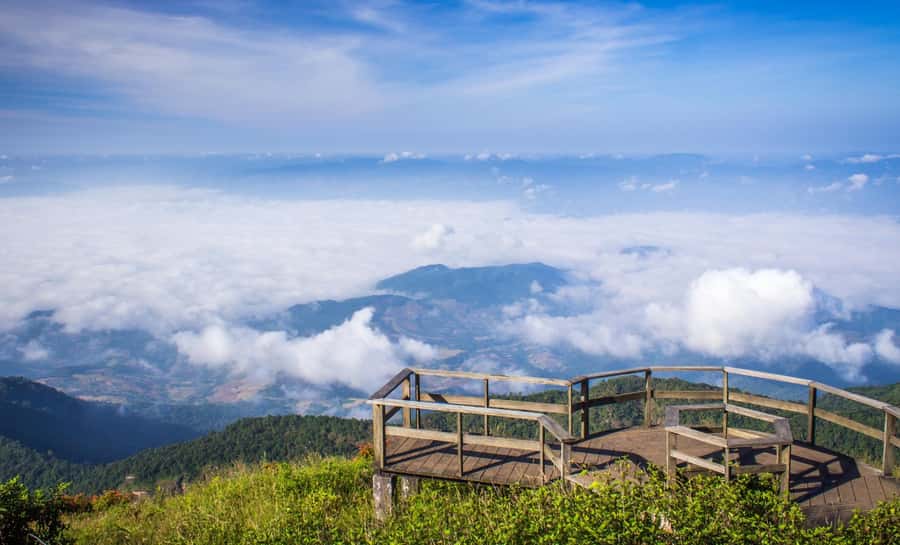 Chiang Mai: Kew Mae Pan Nature Trail & Doi Inthanon Day Trip - Royal pagodas with a different view of the mountain