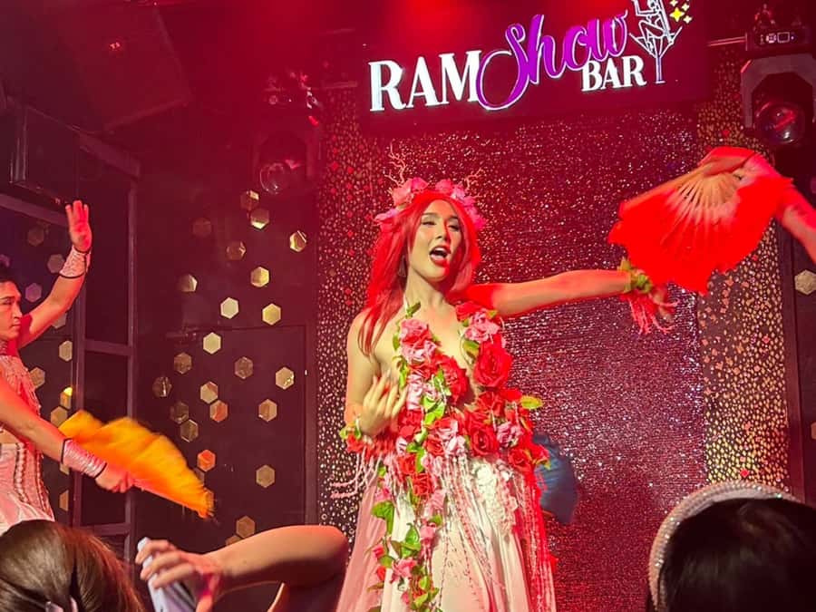 Chiang Mai: Ladyboy Cabaret Show with Dinner and Drinks - A Chiang Mai Evening Built Around People, Food, and Performance