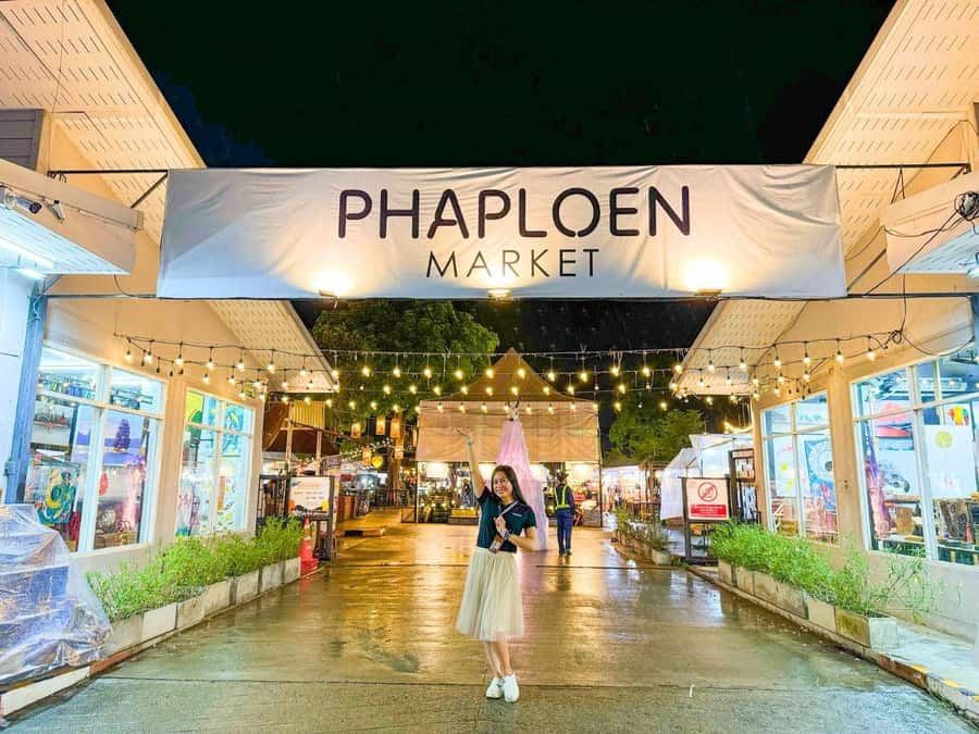 Chiang Mai: Ladyboy Cabaret Show with Dinner and Drinks - Meeting the Drag Guide