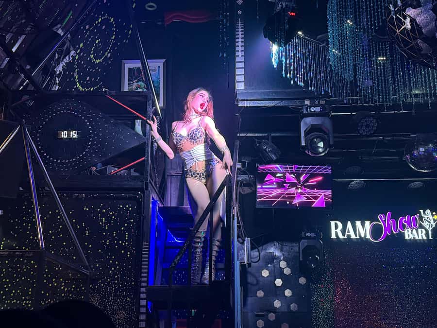 Chiang Mai: Ladyboy Cabaret Show with Dinner and Drinks - Moving to the Bar and Cabaret Show