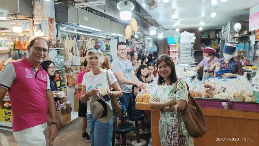 Chiang Mai: Local Food and Markets Guided Walking Tour - A colorful pause at Ton Lamyai Flower Market