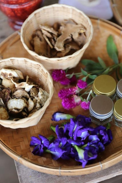 Chiang Mai : Making Herbal Ball And Inhaler - The aunt-and-niece team keeps the pace easy