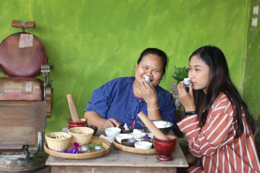 Chiang Mai : Making Herbal Ball And Inhaler - Accessibility and group size