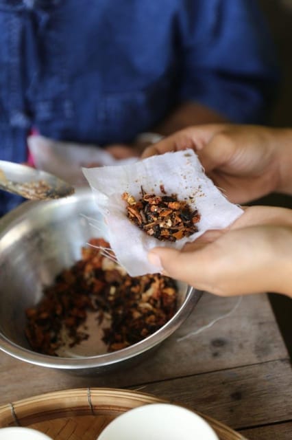 Chiang Mai : Making Herbal Ball And Inhaler - Working with herbs instead of buying another souvenir