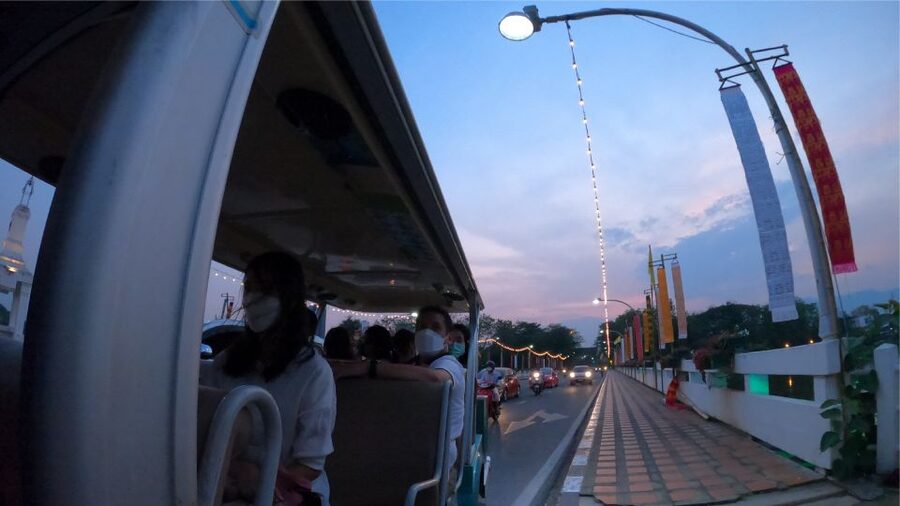 Chiang Mai: Nighttime City Highlights by EV Tram - Wat Pa Pao and the Burmese-Shan Style