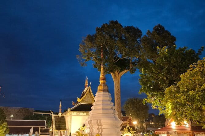 Chiang Mai Old City & Temples 3 hour Twilight Walking Tour - A quiet finish at the Three Kings Monument
