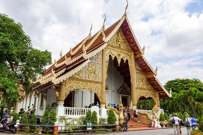 Chiang Mai Old City & Temples Guided Walking Tour - 3 Hrs - What to bring and how to approach the temples