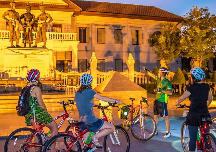 Chiang Mai: Private Historic Old City Bike Tour - Night - Three Kings Monument and Wat Intakhin