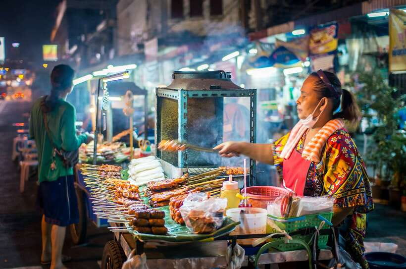 Chiang Mai: Private Historic Old City Bike Tour - Night - Wat Chiang Man or Wat Lok Molee