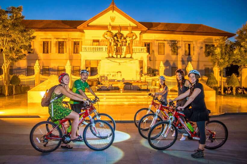 Chiang Mai: Private Historic Old City Bike Tour - Night - Starting near Chang Puak Gate