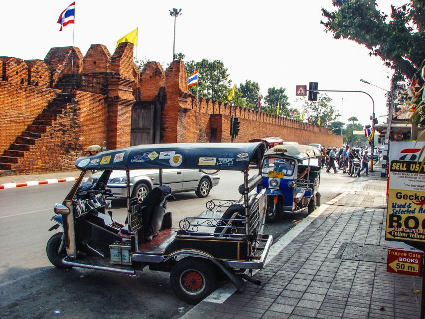 Chiang Mai: Private Tuk Tuk Tour of City Temples With Pickup - Three Kings Monument and Chiang Mai’s founding story