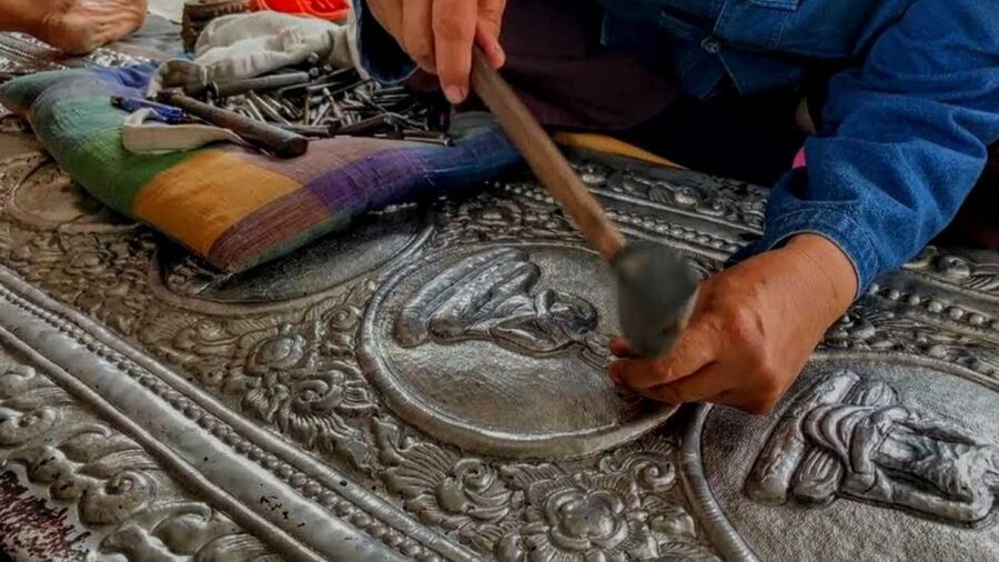 Chiang Mai: Silver Craftwork Temple Tour with Monk Meeting - Wat Suan Dok and the monk meeting