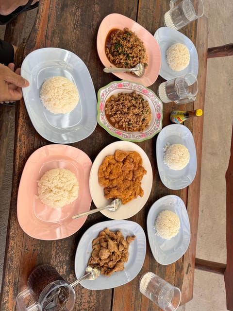 Chiang Mai:Sticky Watefall private tour with lunch - Lunch at a local restaurant
