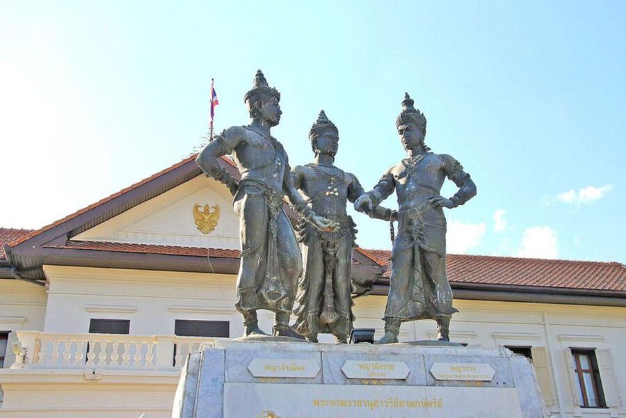 Chiang Mai: Temples and Street Food Night Tour by Tuk Tuk - A quick ride through Chiang Mai after sunset