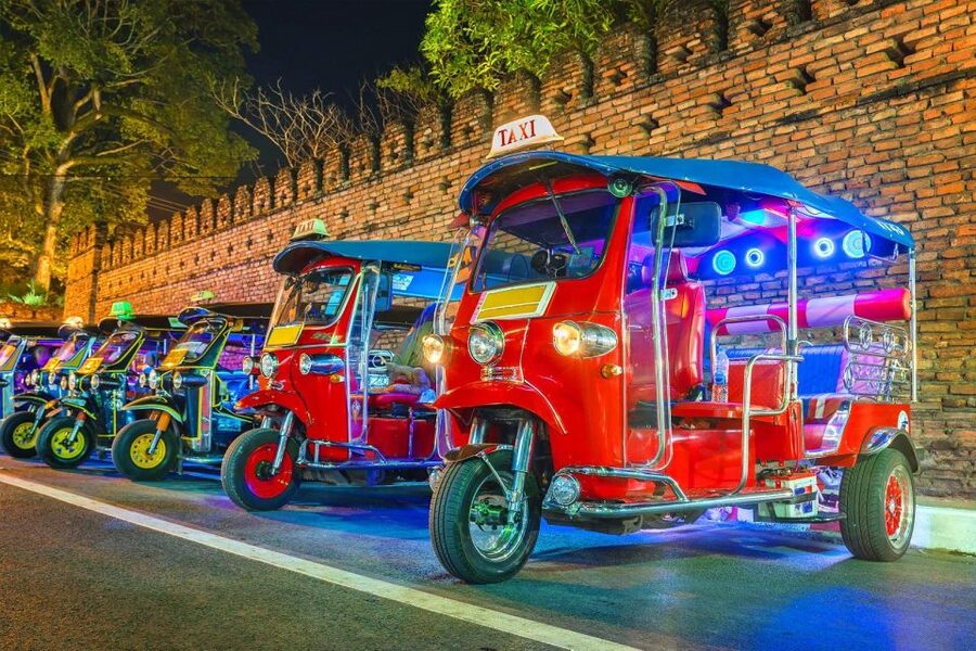 Chiang Mai: Temples and Street Food Night Tour by Tuk Tuk - What the tuk tuk adds to the experience