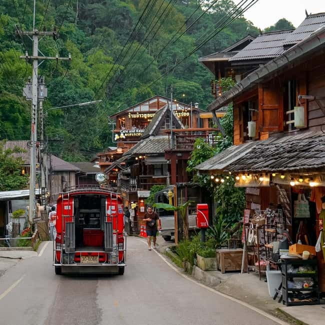 Chiang Mai: The Giant Café & Mae Kampong Village Day Trip - Lunch in a local restaurant