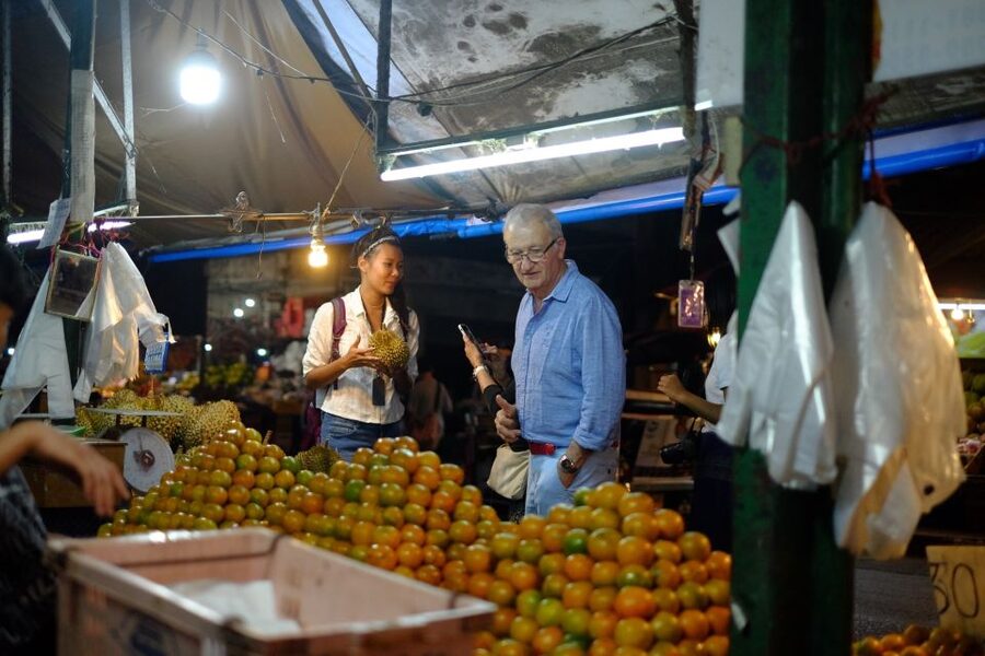 Chiang Mai Traditional Khan Toke Meal & Cultural Performance - What the guide adds to the evening