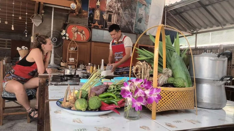 Chiang Mai: Traditional Thai Cooking Class with Market Tour - Starting with Chiang Mai Gate Market