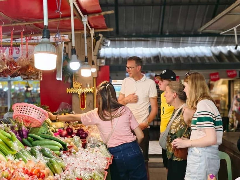 Chiang Mai: Traditional Thai Cooking Class with Market Tour - Making curry paste from scratch