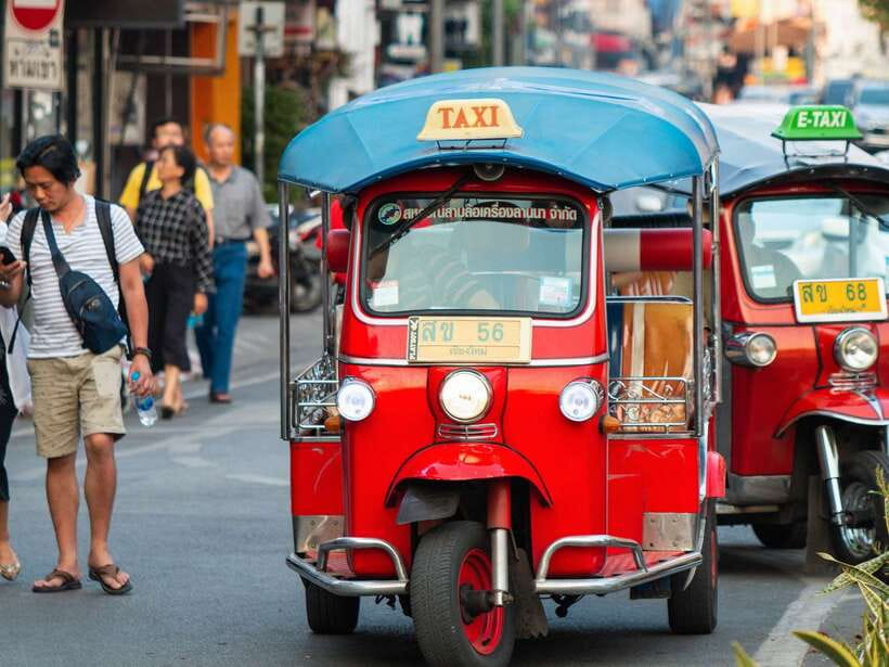 Chiang Mai: Tuk-Tuk Evening Tour with Temples & Street Foods - Why the tuk-tuk ride works so well at night