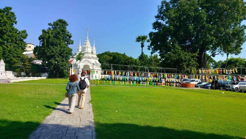 Chiang Mai: Tuk-Tuk Evening Tour with Temples & Street Foods - Chang Phuak Gate, the evening’s main food stop